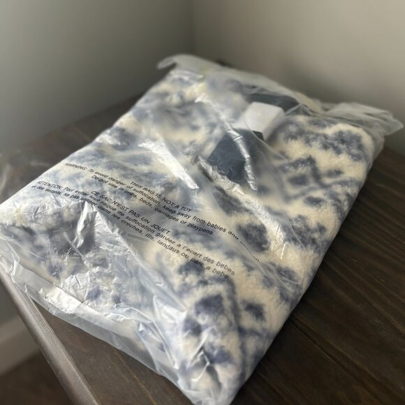 NWT Victoria's secret cozy plush weekender bag - Picture 7 of 9